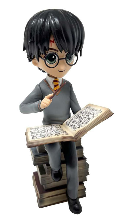 Harry Potter harry on pile of spell books Figur