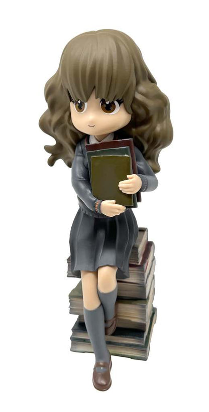 Harry Potter hermione on pile of spell books figur